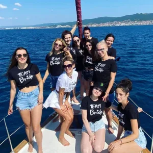 Дамска тениска с щампа по избор